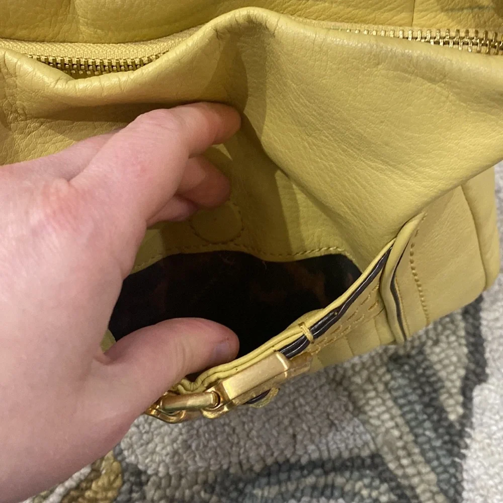 💕 B. Makowsky light yellow medium leather crossbody bag 💕